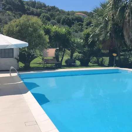 Villetta Con Piscina Laureana Cilento Ff アパート *